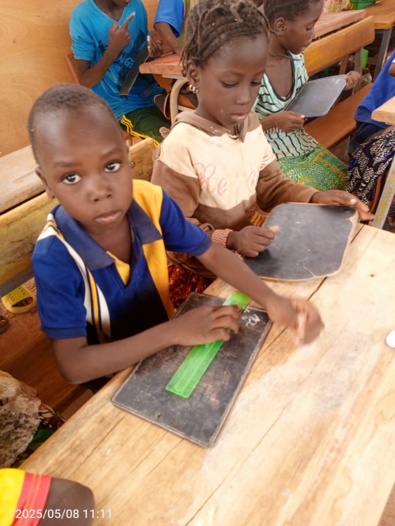 scolarisation-solidarite-education-afrique-enfants-classe-demontable-refugies