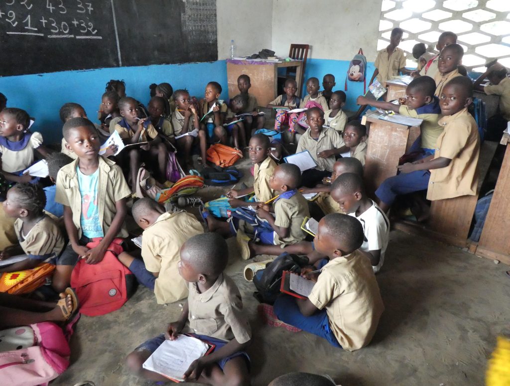 eleves-ecole-surchargee-congo-pointe-noire-ecole-primaire-rehabilitation-partenaire