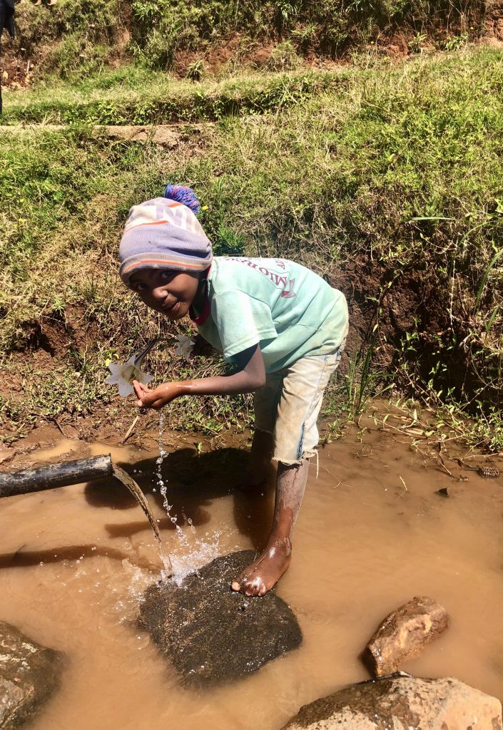 enfant-madagascar-acces-eau-potable