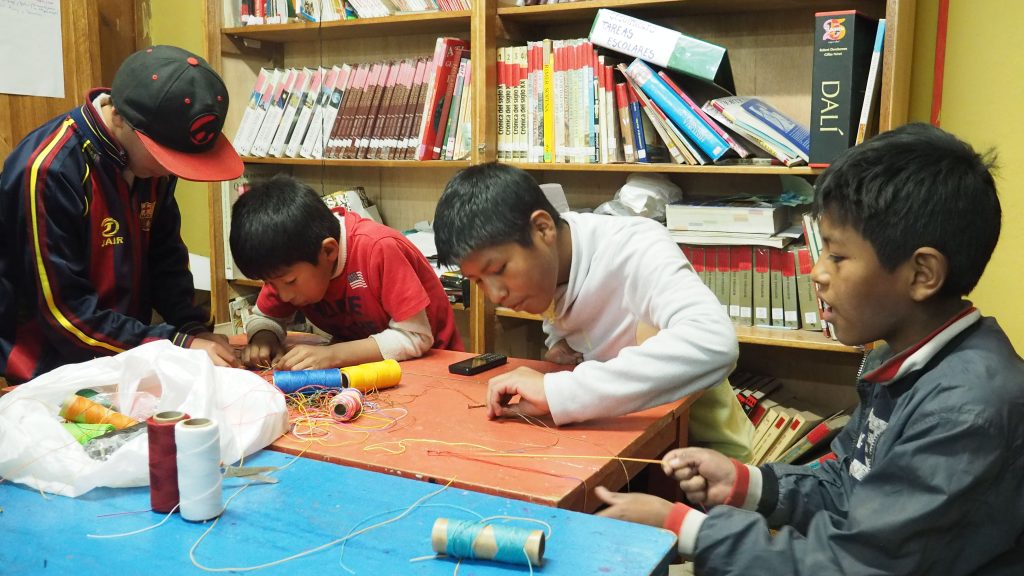perou-qosqo-maki-accueil-enfants-des-rues-cuzco-bibliotheque