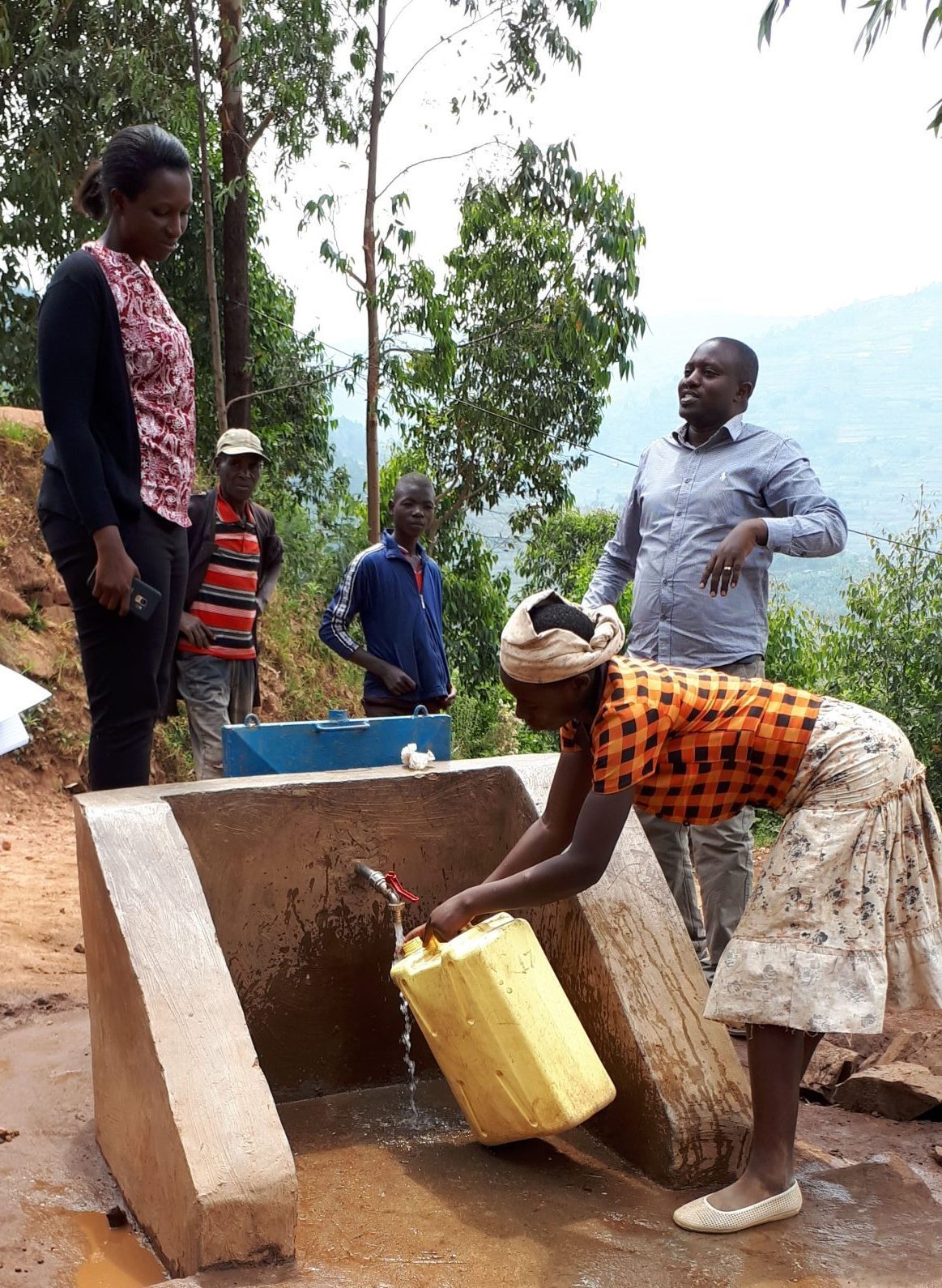 acces-eau-potable-rwanda-raccordement-a-l-eau-portrait-de-famille-reseau-eau-gravitaire
