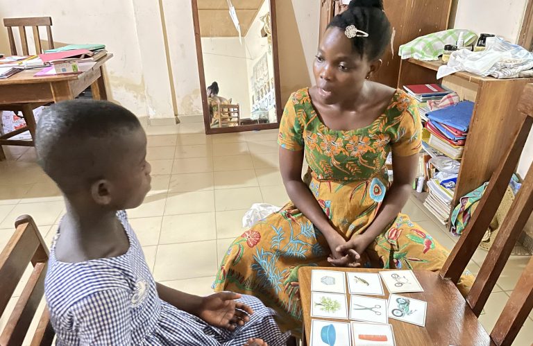 togo-education-enfants-sourds-enfant-inclusion-orthophoniste-solidarite-prise-en-charge-surdite-afrique