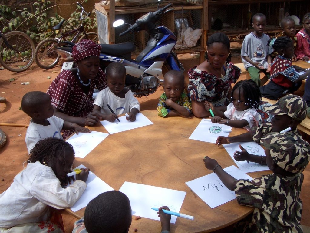 burkina-faso-education-dessin-groupe-nfant