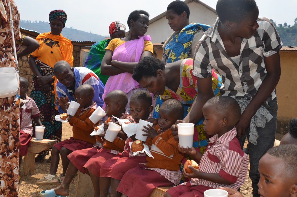 parrainages-rwanda-filleuls-gouter-uniforme