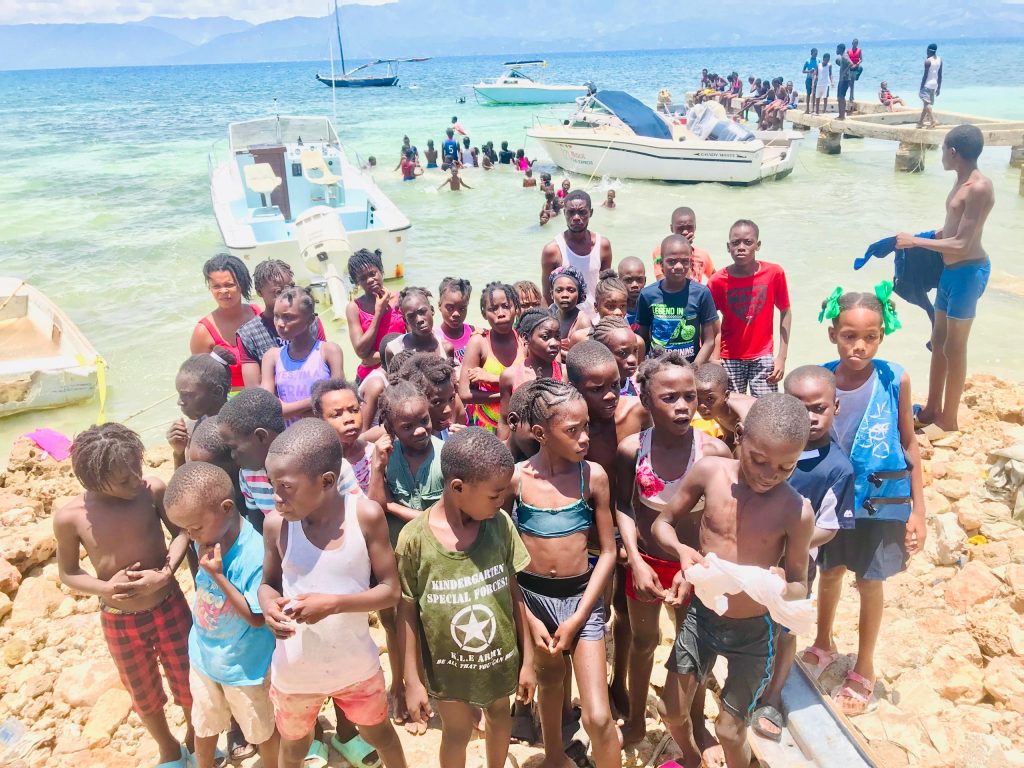 apprendre-a-nager-formation-haiti-ile-de-la-tortue-enfants-education-ecole-de-natation