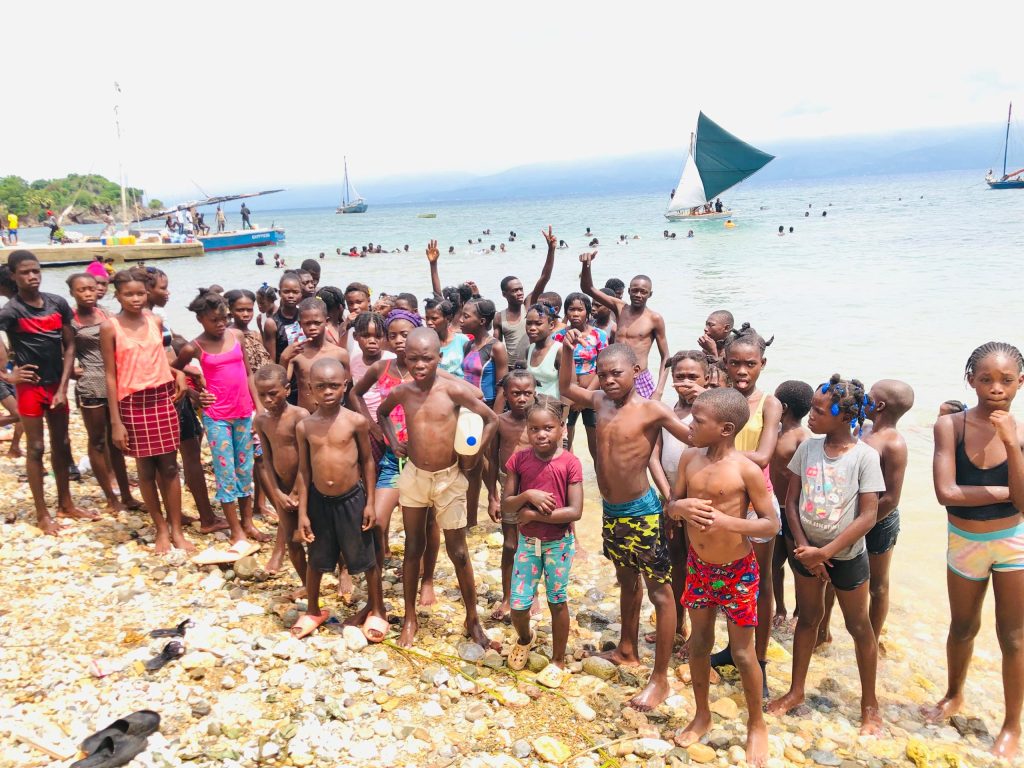 apprendre-a-nager-formation-haiti-ile-de-la-tortue-enfants-education-ecole-de-natation