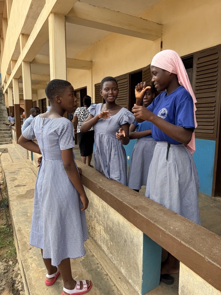 jeune-fille-souèrde-langue-des-signes-togo-recreation-uniforme