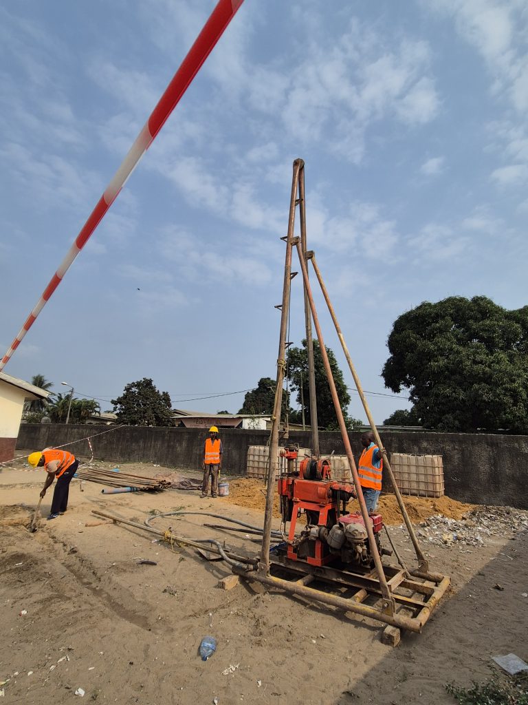 construction-latrines-acces-eau-potable-congo-pointe-noire-rehabilitation-travaux