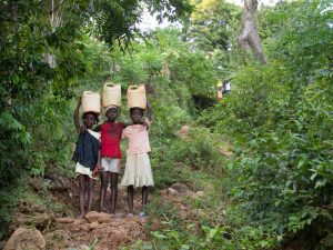 haiti-bidon-eau-petites-filles-aller-chercher-leau