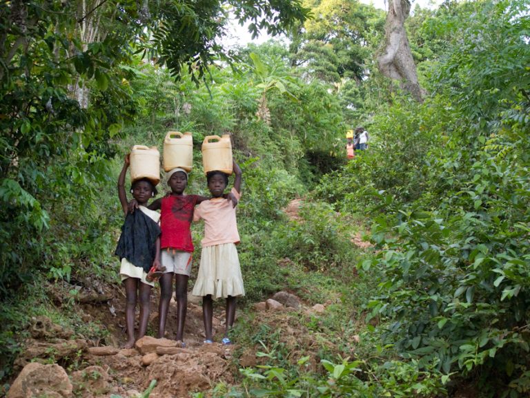 haiti-bidon-eau-petites-filles-aller-chercher-leau