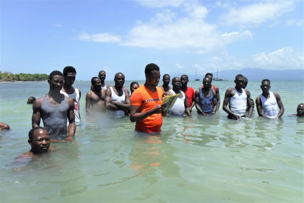 haiti-education-cours-natation-adulte-solidarite-internationale-ile-de-la-tortue