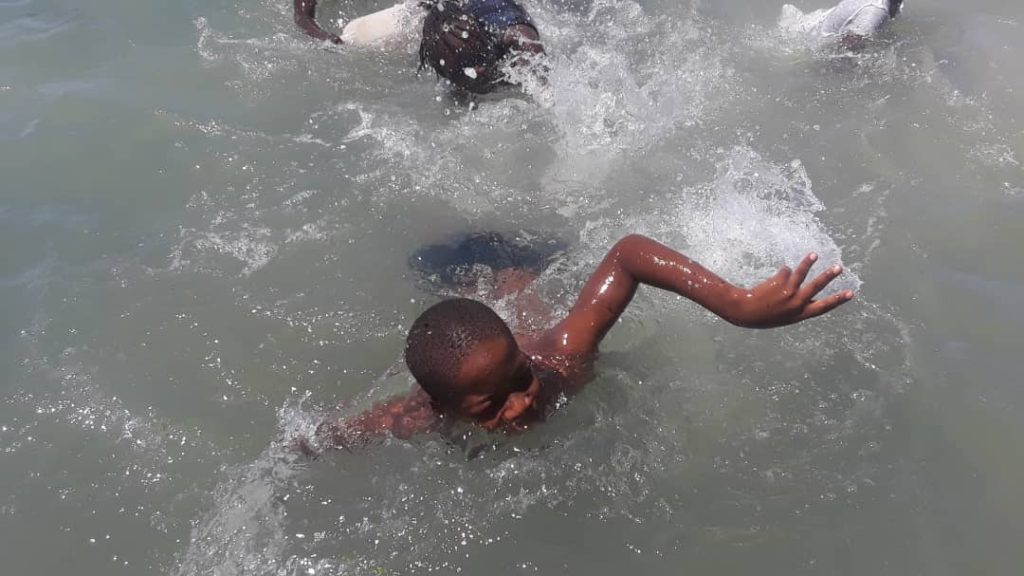 enfant-lecon-de-natation-apprendre-a-nager-formation-haiti-ile-de-la-tortue