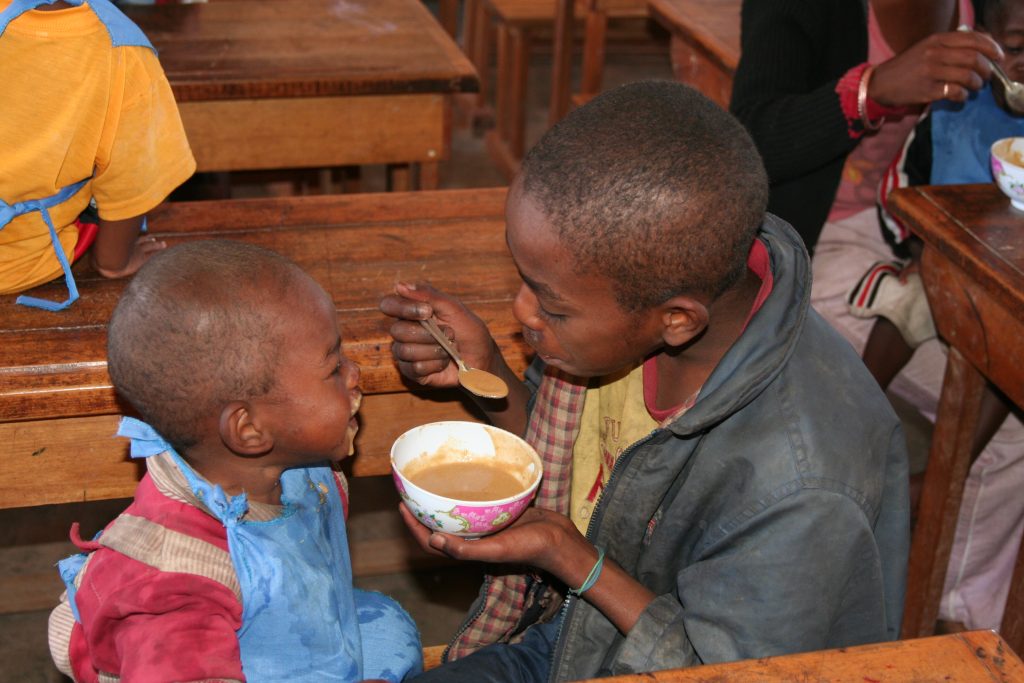 lutte-contre-faim-enfants-madagascar-cantine