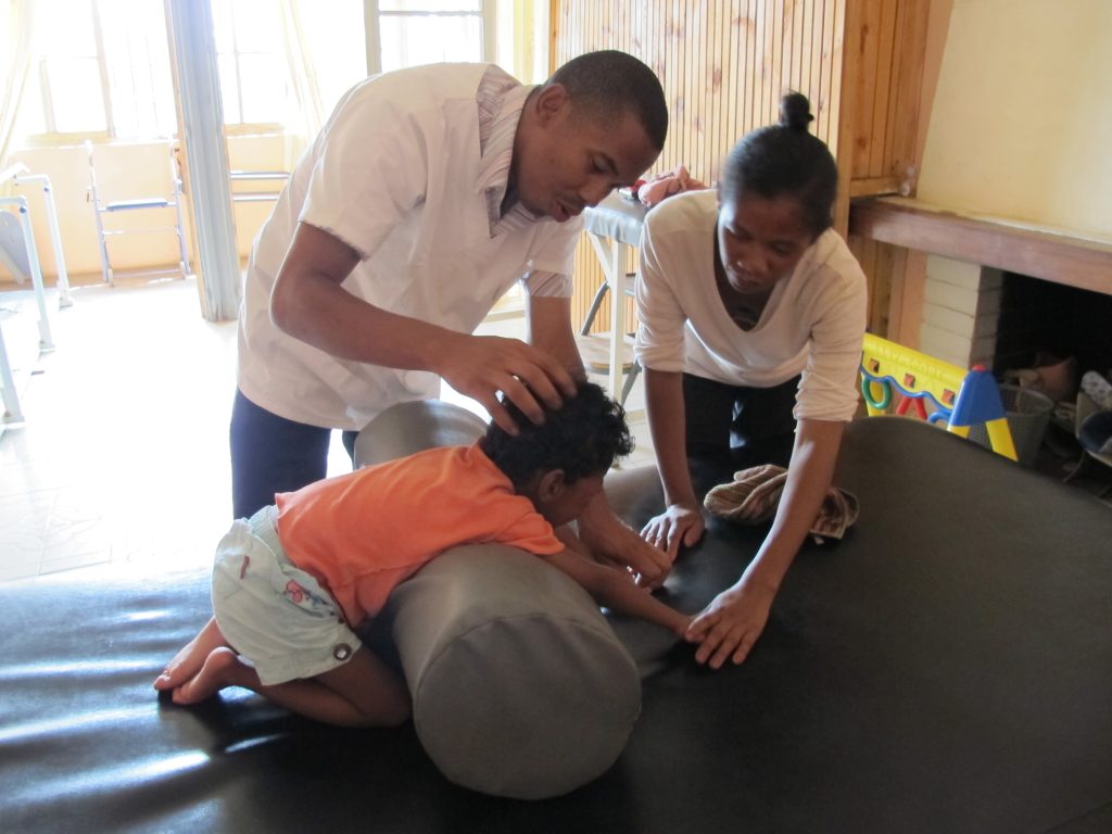 madagascar-seance-kine-enfants-handicap