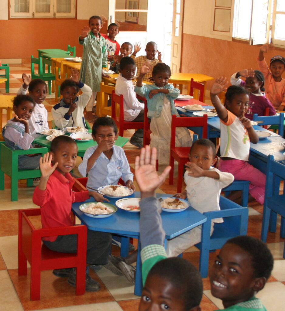 proteger-les-enfants-cantine-scolaire-madagascar-solidarite-internationale-lutte-contre-la-malnutrition-repas-equilibres