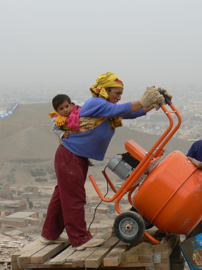 perou-bidonville-femmes-au-travail-maconnerie-construire-des-routes-lima