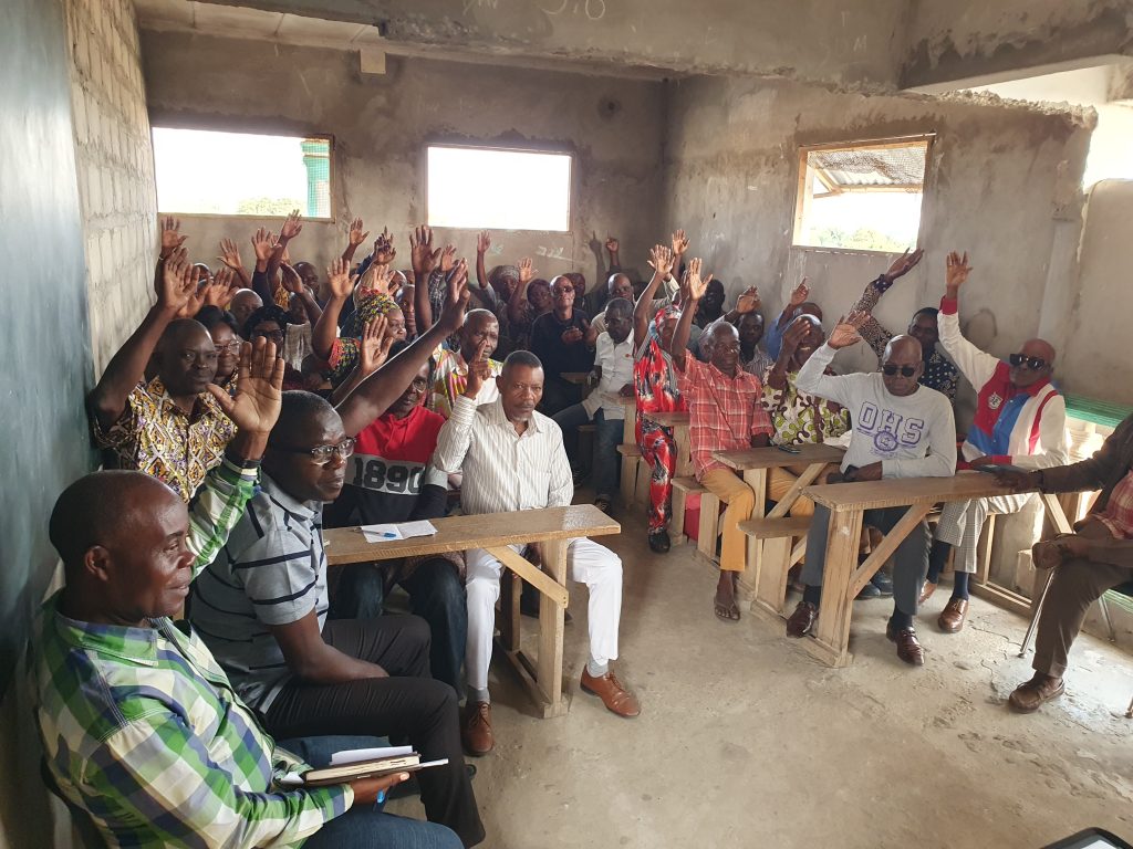 construction-latrines-acces-eau-potable-congo-pointe-noire-rehabilitation-reunion-de-chantier-ecole