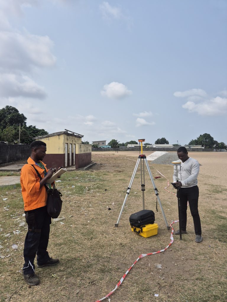 construction-latrines-acces-eau-potable-congo-pointe-noire-rehabilitation-reunion-de-chantier