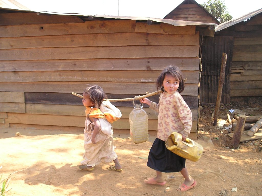 aller-chercher-l-eau-petites-filles-