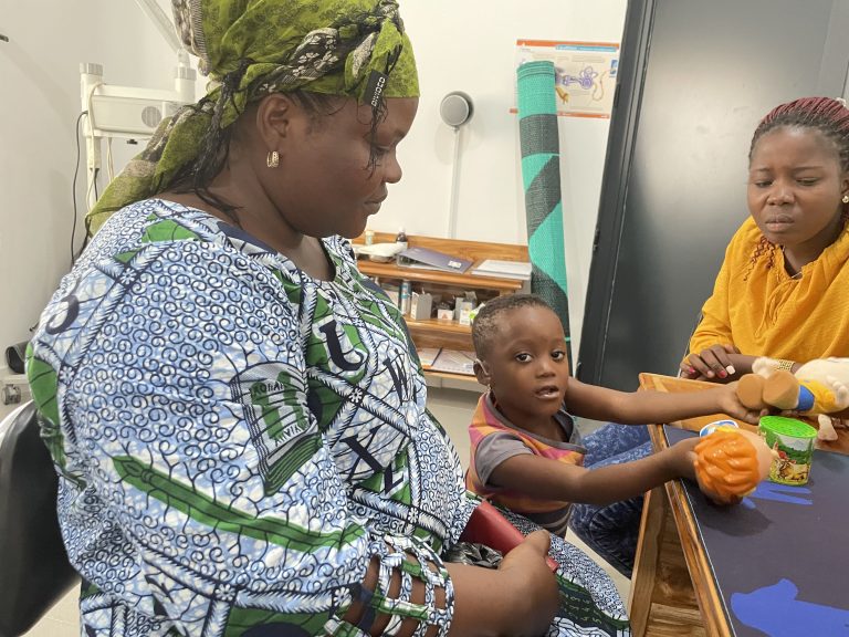 togo-education-enfants-sourds-enfant-inclusion-orthophoniste-solidarite-prise-en-charge-surdite-afrique