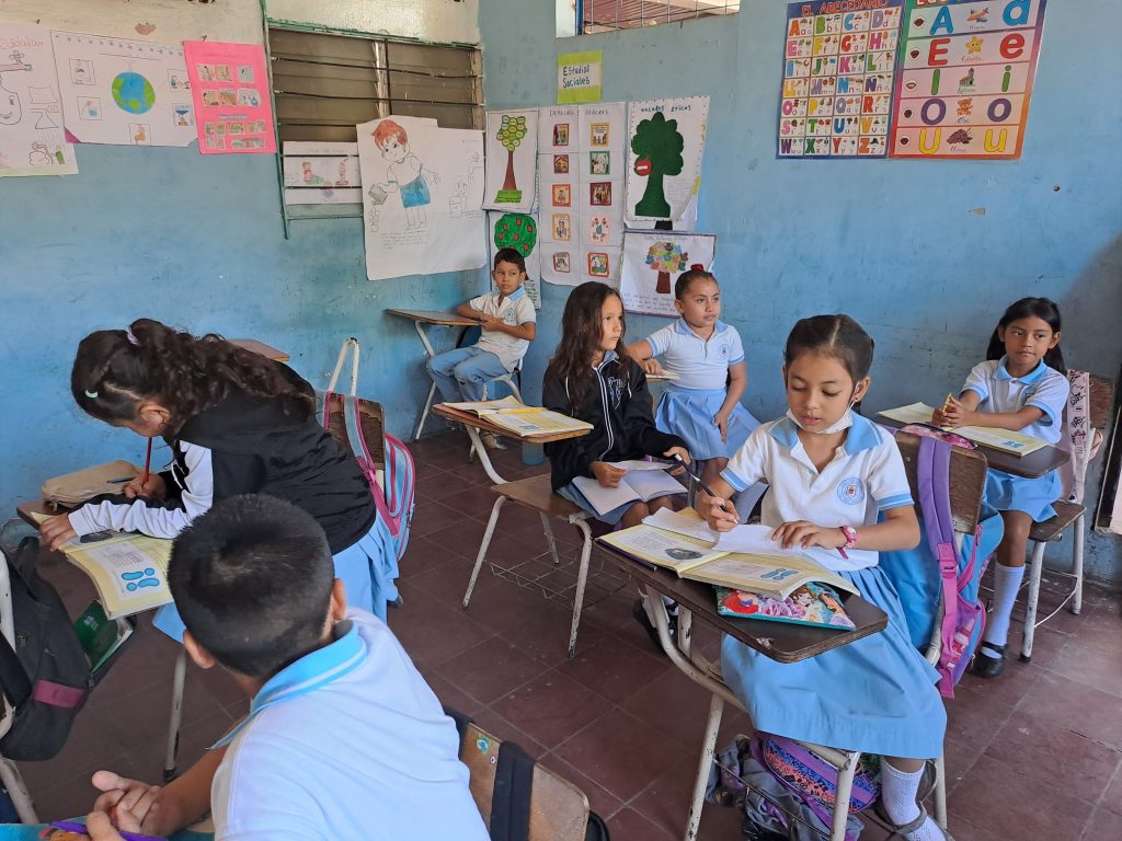 parrainages-salvador-enfants-filles-salle-de-classe