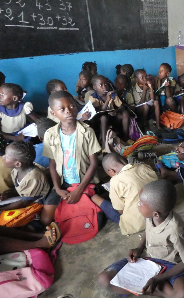 congo-groupe-enfants-ecole-surchargee-solidarite-internationale-ong
