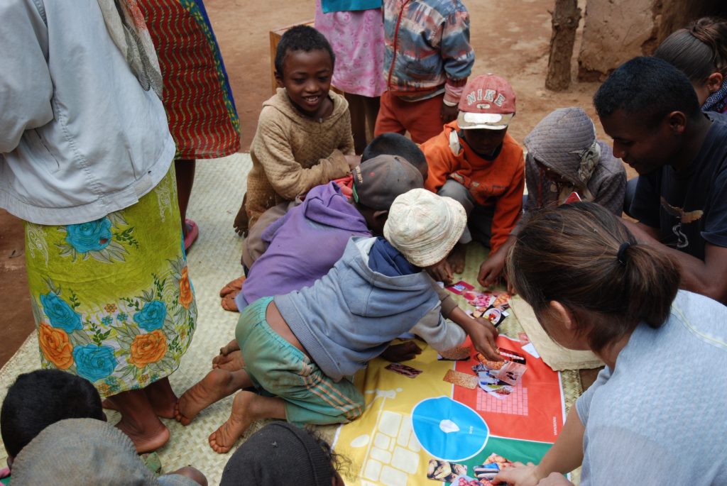 education-nutritionnelle-afrique-lutte-contre-la-malnutrition-nutricartes-parents-enfants